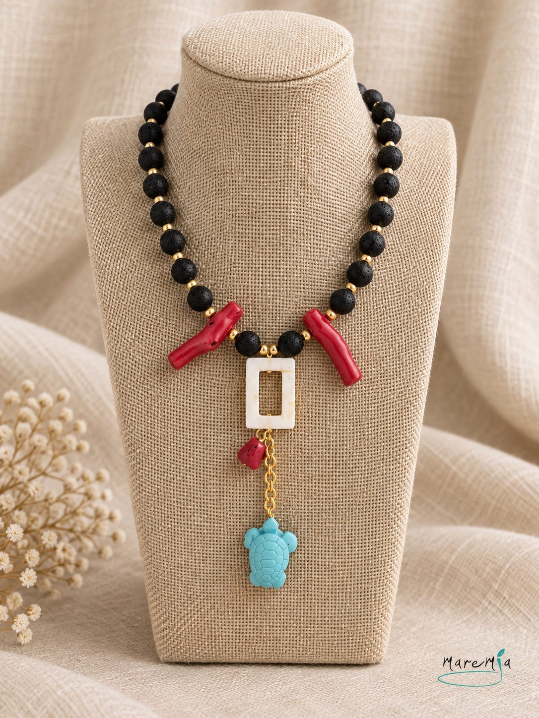 Collar de Lava Negra con Tortuga