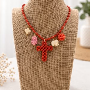 Collar de coral con cruz y charms