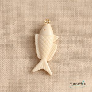 Charms pez tallado resina