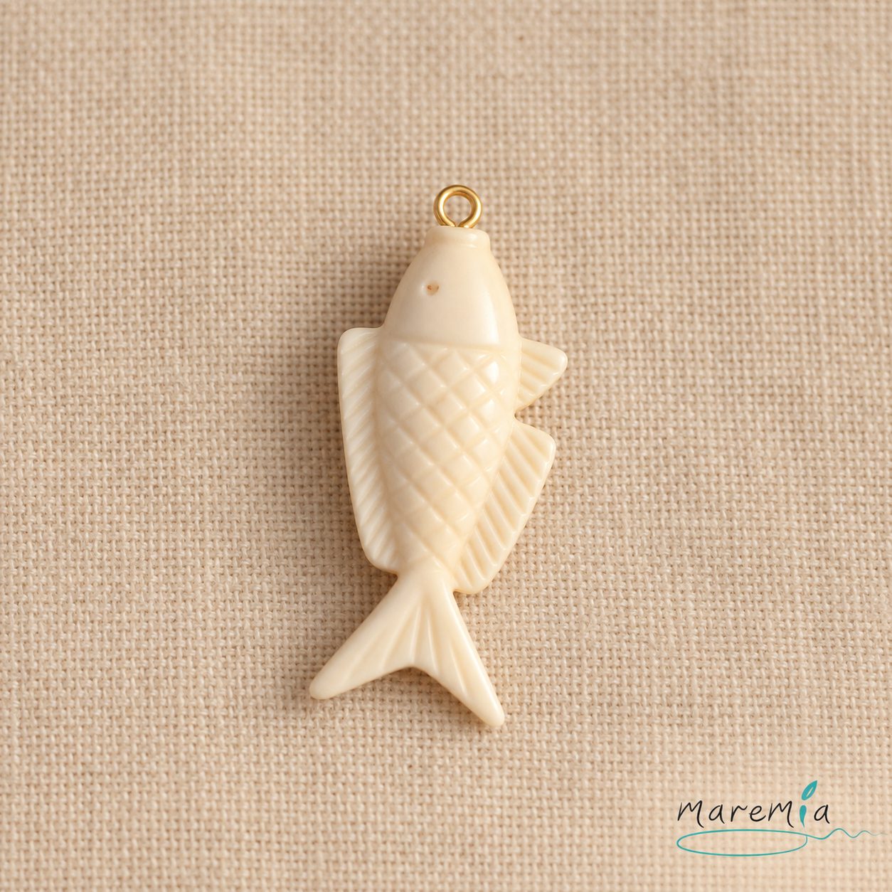 Charms pez tallado resina