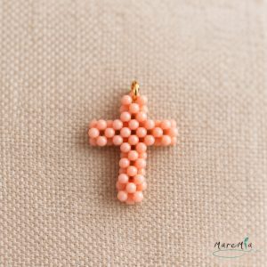 Charms cruz de cuentas en coral