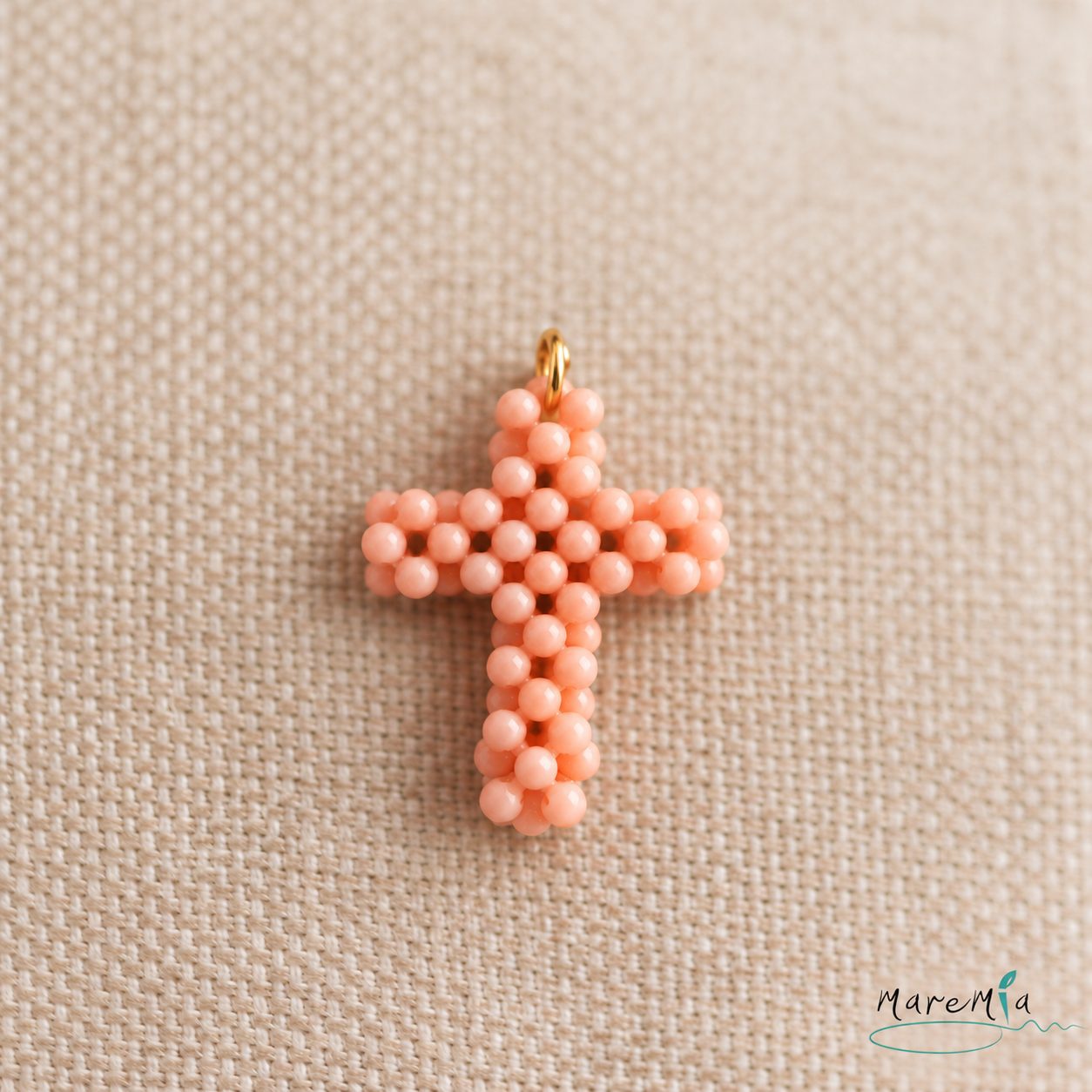Charms cruz de cuentas en coral