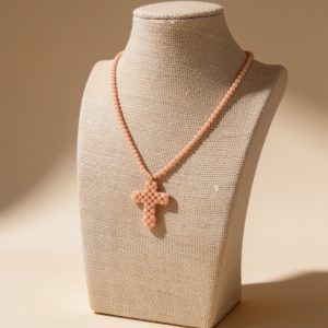 Collar de coral con cruz artesanal
